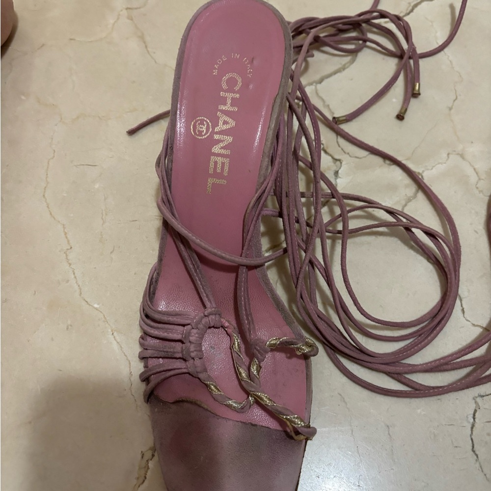 Chanel sandals in pink suede and gold details - Picture 2 of 5